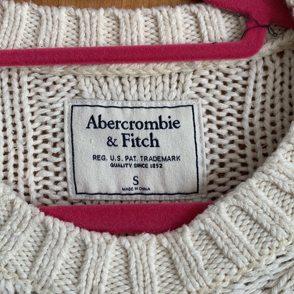 A&F Chunky Cable Knit Sweater Size Small - Picture 2 of 3